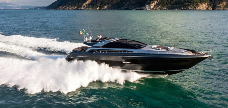 Ferretti Yachts Domino 88