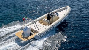 Cantieri Barago: on the Spargi 9 we tested the new Mercury joystick for single-engine systems