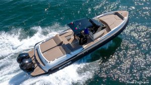 Scanner Envy 1100 T-Top: flying at 50 Knots with the outboard version