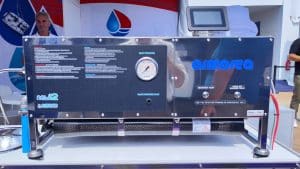 De nieuwe New 12 watermaker van Osmosea heeft een praktisch aanraakscherm