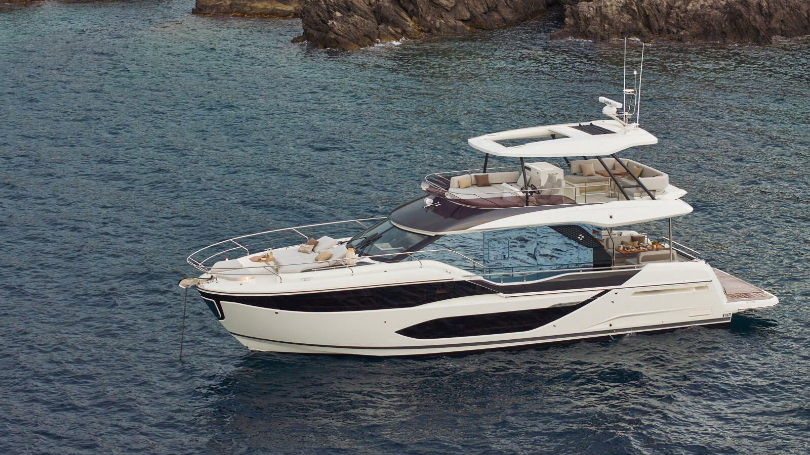 Prestige F5.7, the perfect family yacht: spacious, high-performance, dreamlike