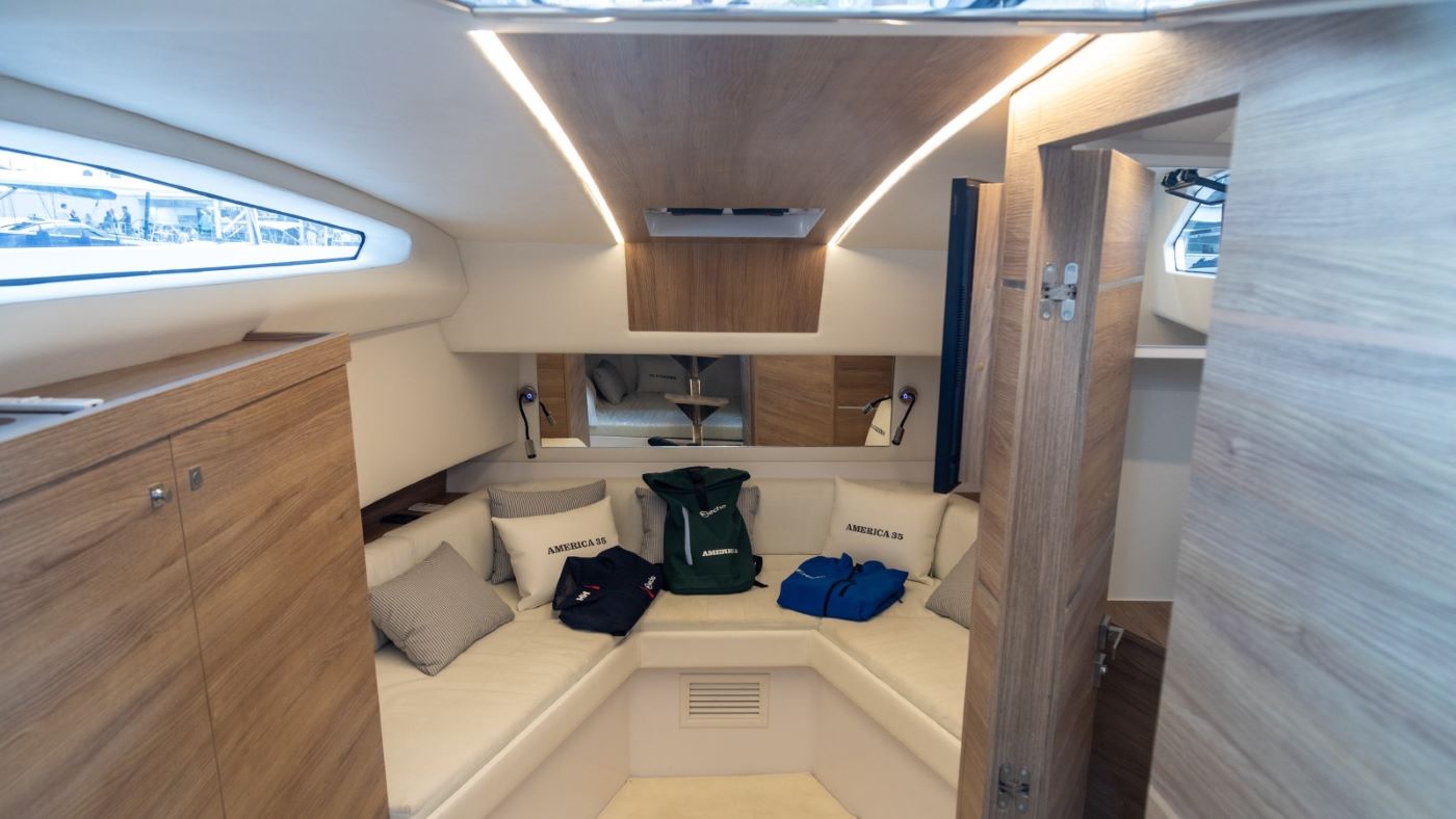 AMERICA 35 interior