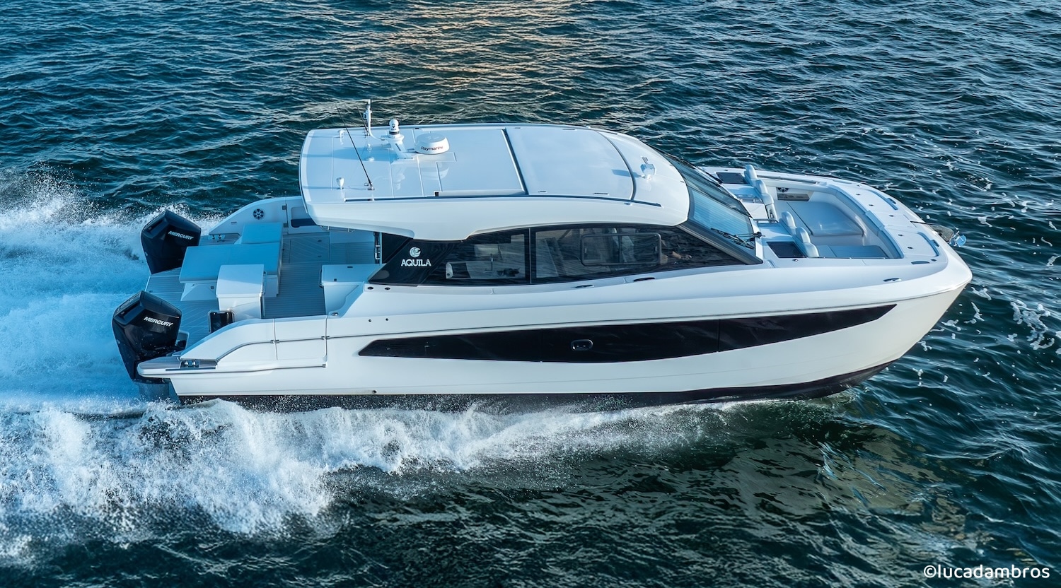 Aquila 42 Coupe underway