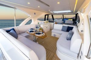 Interior de la Riviera 4300 Sports Express