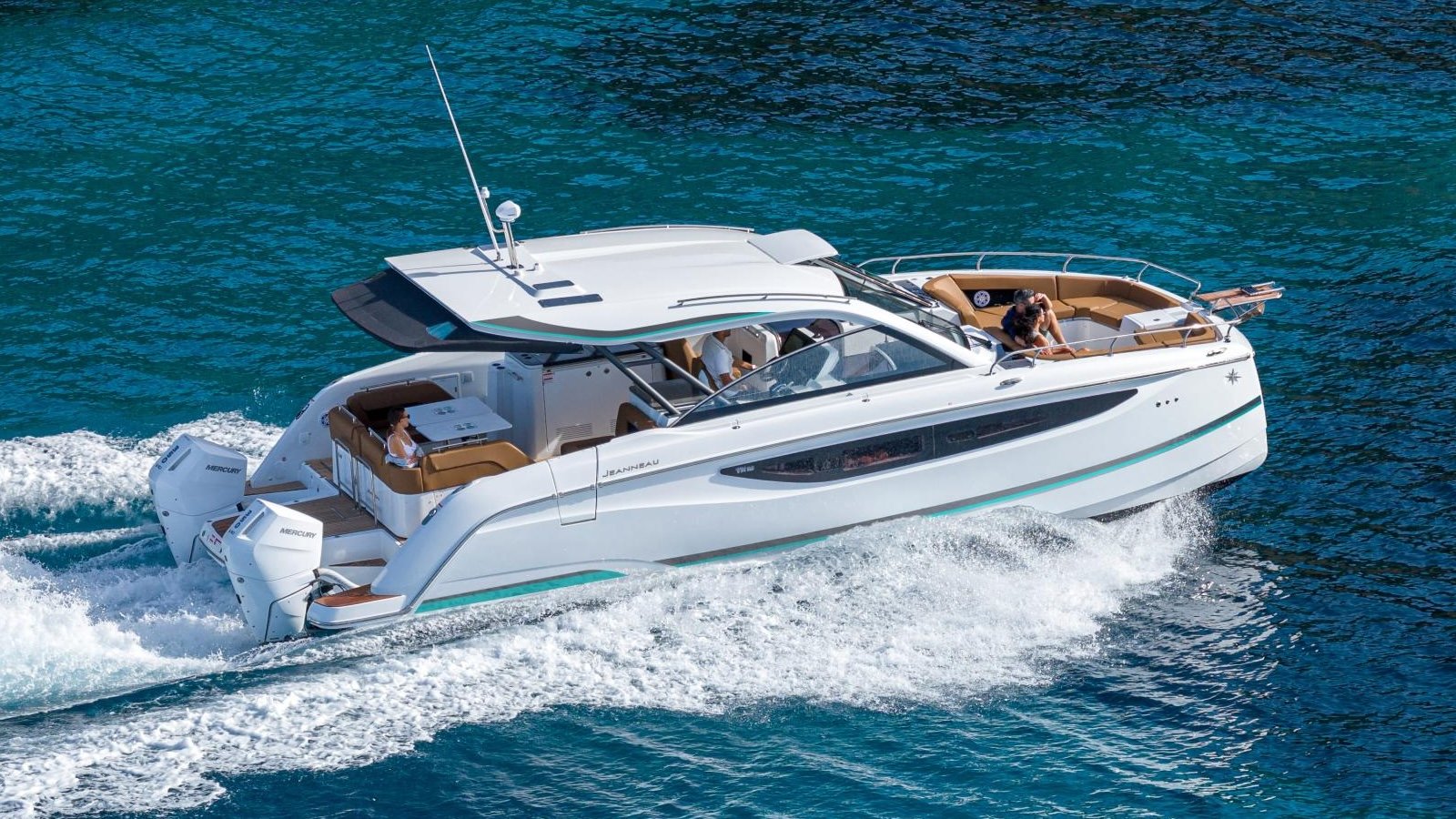 Jeanneau TH38 em alta velocidade Jeanneau TH38 em alta velocidade
