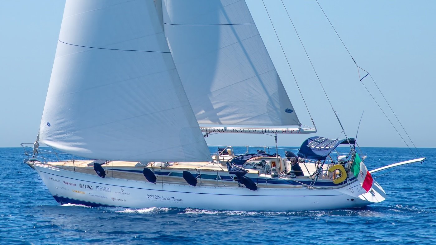 O Daydreamer, o barco laboratório da The International Yachting Media, navegando à vela.