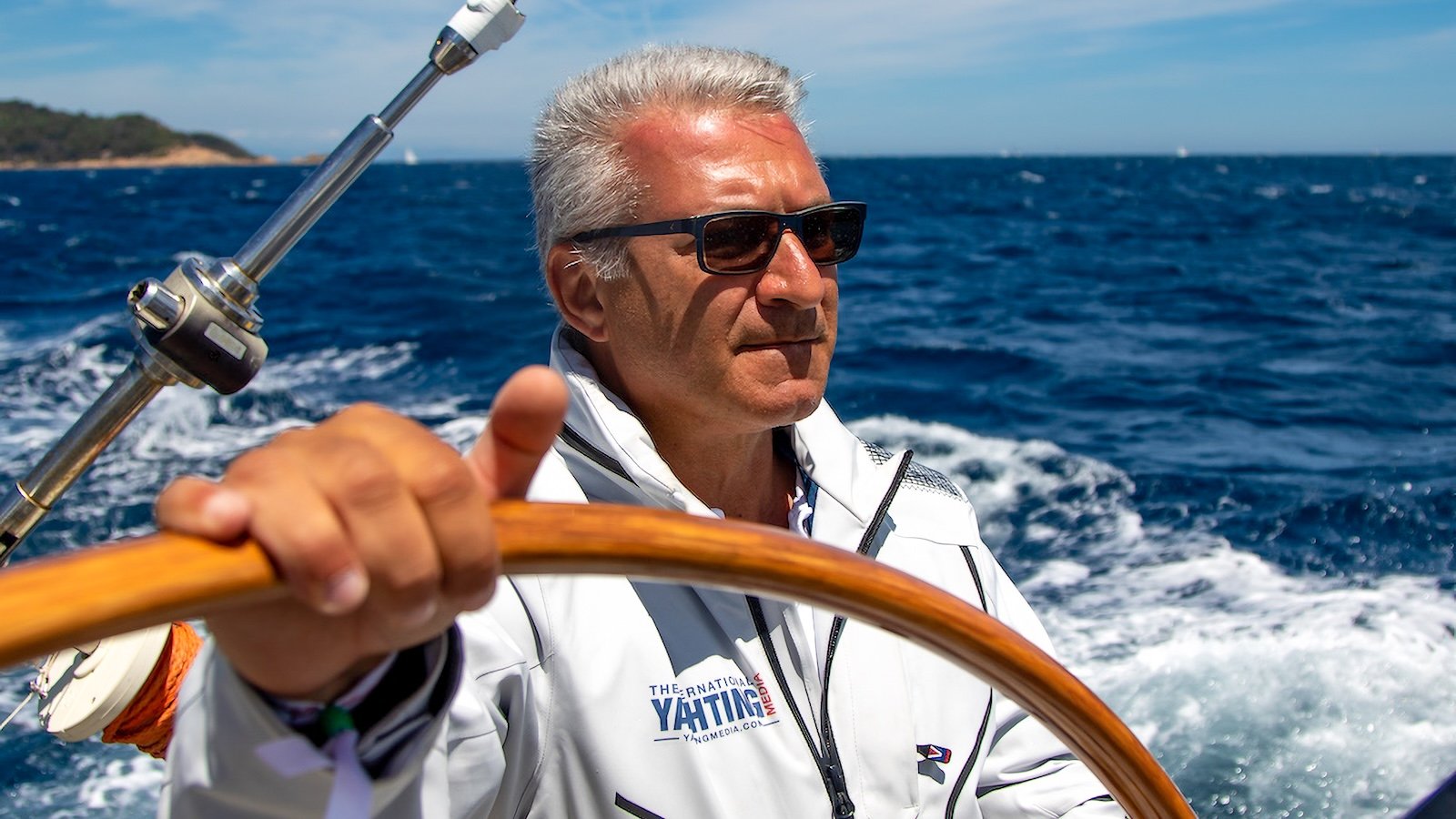 Luca D'Ambrosio, fundador da The International Yachting Media, no leme durante uma regata
