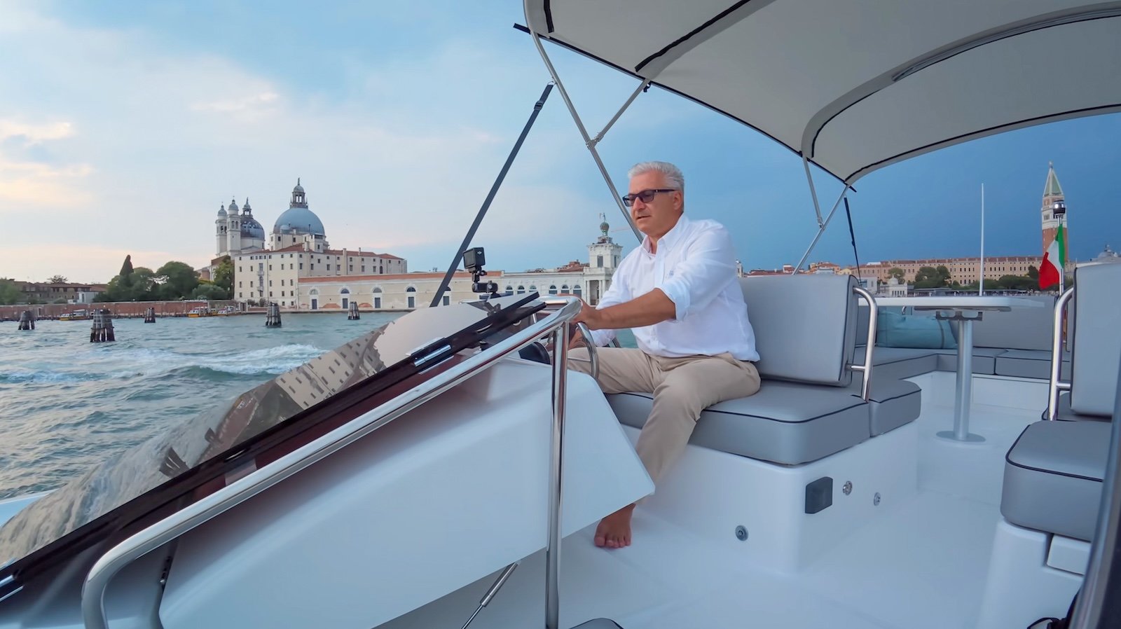 Luca D'Ambrosio testa o Delphia 11 Skylounge em navegação